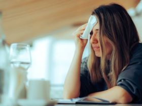 التعرق أثناء تناول الطعام.. أسباب صحية وطرق فعالة للتعامل معه