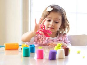 من اللعب إلى الكتابة.. أنشطة ممتعة تساعد طفلك على تنمية مهاراته والاستعداد للتعلم