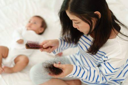 تساقط الشعر بعد الولادة.. الأسباب وطرق العناية لاستعادة كثافته من جديد