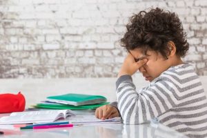 لماذا يتراجع مستوى طفلك الدراسي؟ علامات مهمة وطرق فعالة للتعامل معها