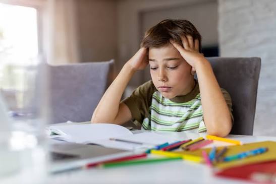 لماذا يتراجع مستوى طفلك الدراسي؟ علامات مهمة وطرق فعالة للتعامل معها