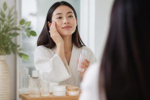 أسرار البشرة الكورية.. خطوات تمنحك نقاءً وإشراقة بلا مكياج