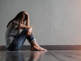 مؤشرات الاكتئاب المنزلي.. كيف تكتشف الضغوط النفسية لدى المراهقين والزوجين؟