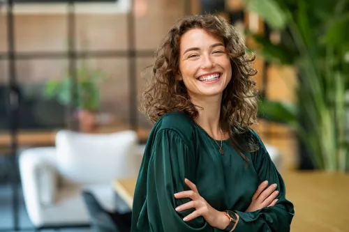 كيف تكونين جذابة دون تصنع؟ خطوات بسيطة تعزز حضورك وإطلالتك