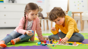 كيف تساعد الألعاب والدمى الأطفال على اكتساب المهارات الاجتماعية وبناء علاقات إيجابية؟
