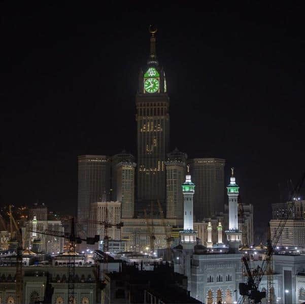 صور| «خلك في البيت» برج الساعة يوجه رسالة توعوية للمواطنين