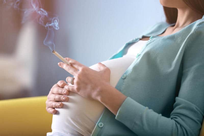 مخاطر التدخين إذا كان إلكتروني أو غيره أثناء الحمل
