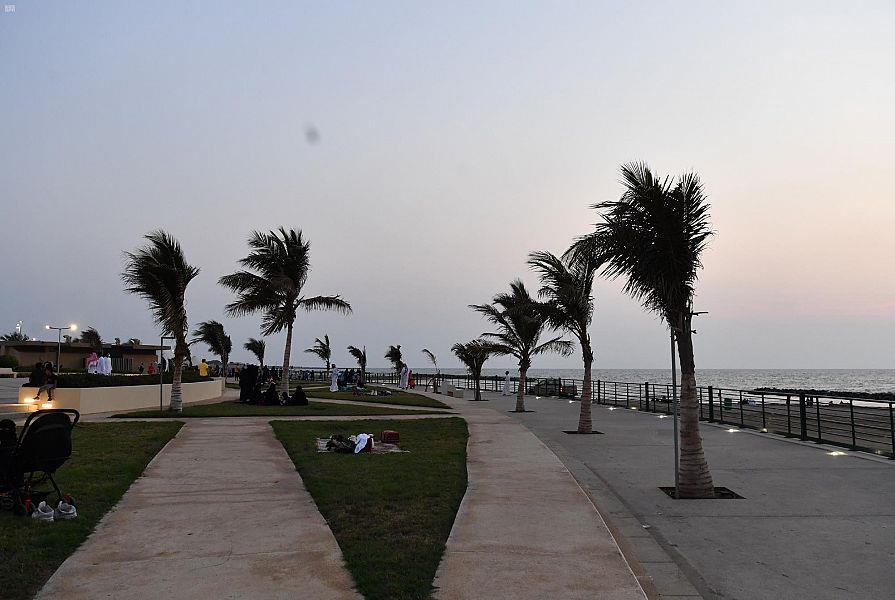 كورنيش شاطئ بيش وجهة سياحية لجذب الزوار بتصاميمه الرائعة