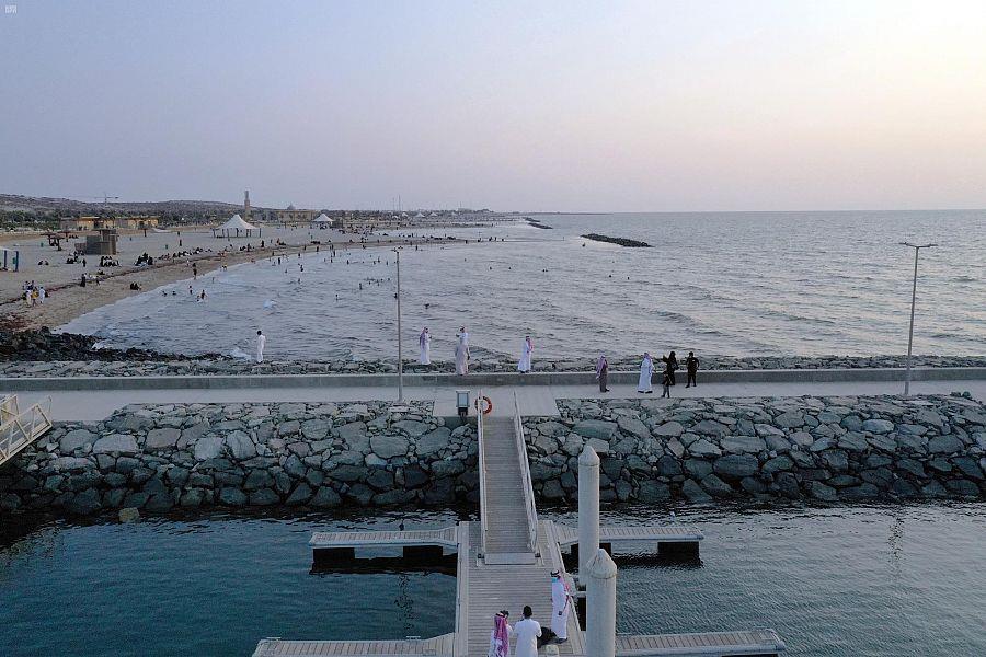 كورنيش شاطئ بيش وجهة سياحية لجذب الزوار بتصاميمه الرائعة