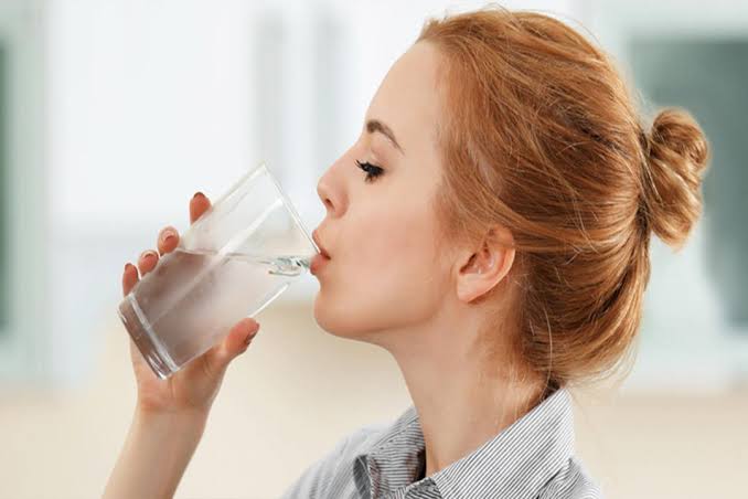فوائد شرب الماء وتناول الفيتامينات في فصل الشتاء
