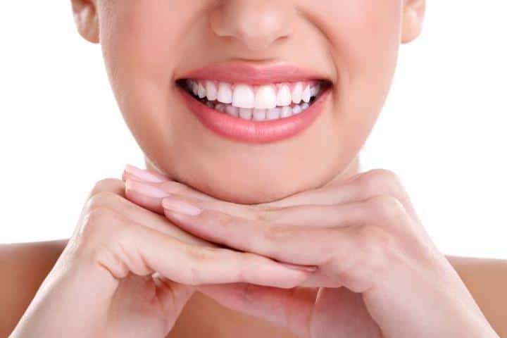 هناك وصفات طبيعية لأسنان بيضاء يمكنك استخدامها من أجل الحصول على ابتسامة هوليوود اللامعة مثل النجمات والمشاهير.