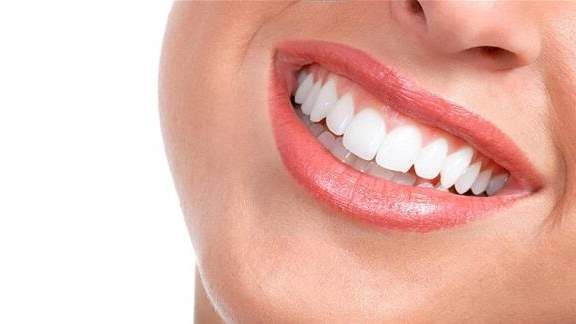 وصفات طبيعية لتبييض الأسنان والتخلص من الجير في المنزل