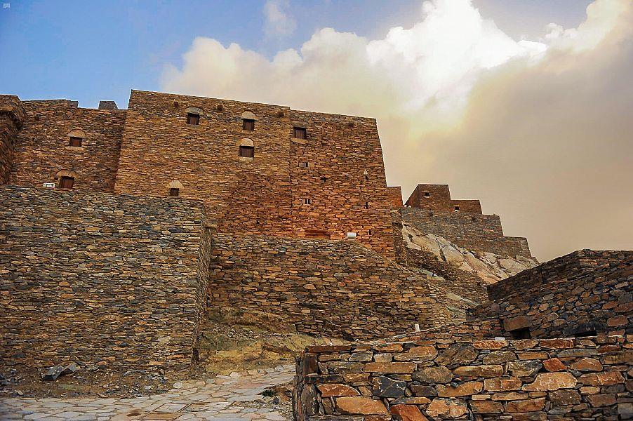 قرية ذي عين التراثية» من أبرز المواقع الأثرية بالمملكة