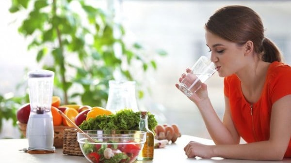 هل شرب الماء بعد الطعام مضر للجهاز الهضمي؟