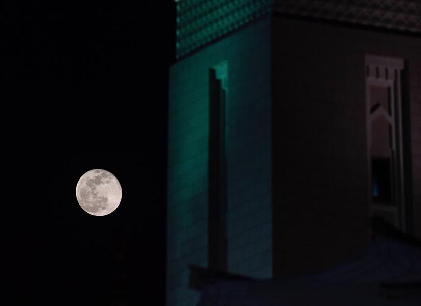 صور القمر تنير منارات المسجد النبوي.. مع اقتراب اكتماله
