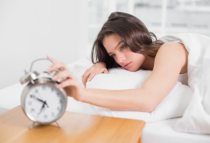 أسباب النوم المتقطع وأبرز مشاكله الصحية على الإنسان