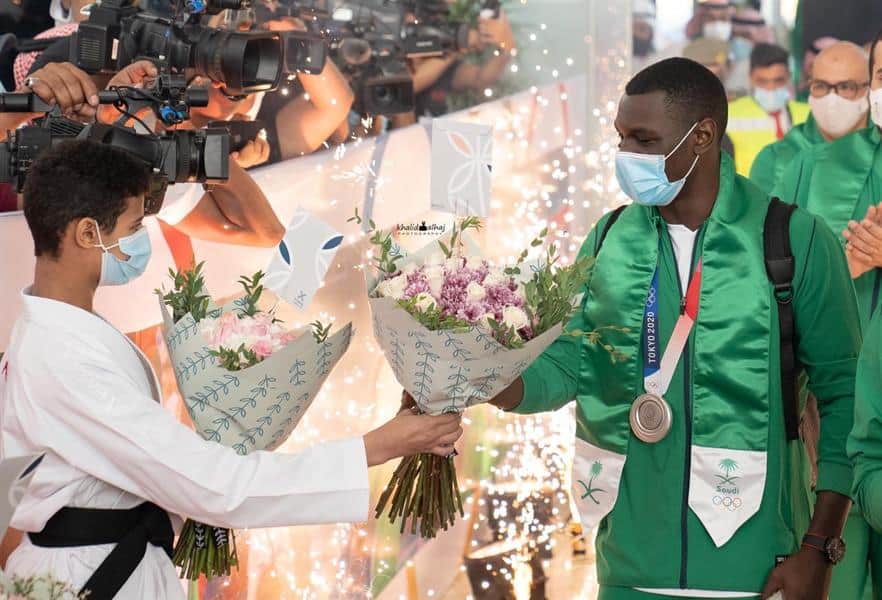 وصول البعثة السعودية من أولمبياد طوكيو 2020 وسط احتفال كبير بالبطل الأوليمبي طارق حامدي