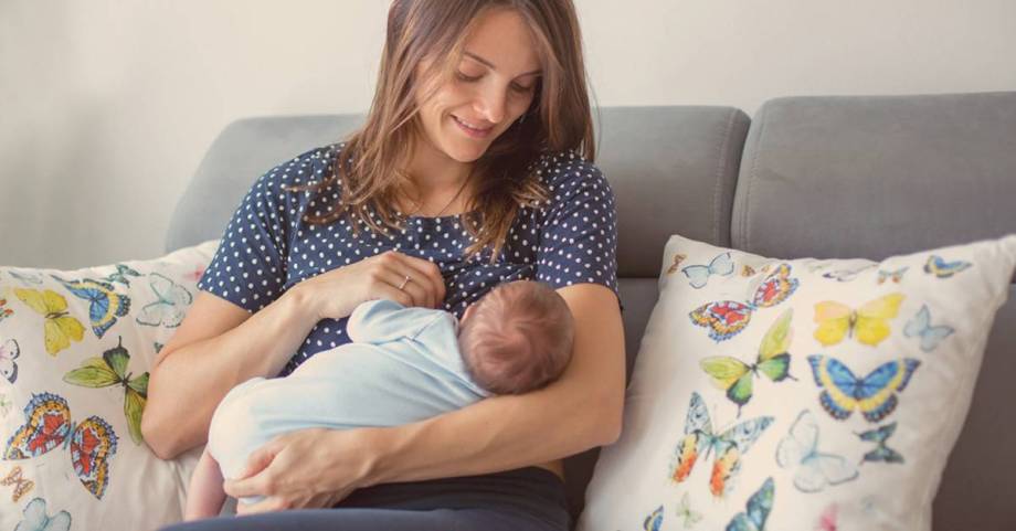 في أسبوع الرضاعة الطبيعية .. إليك 7 فوائد صحية للطفل