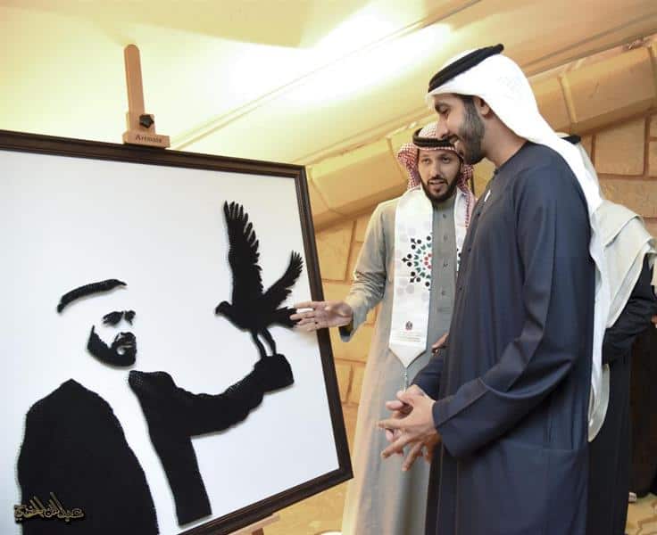فنان سعودي يرسم لوحة لولي العهد بالخيوط والمسامير بطريقة مبدعة