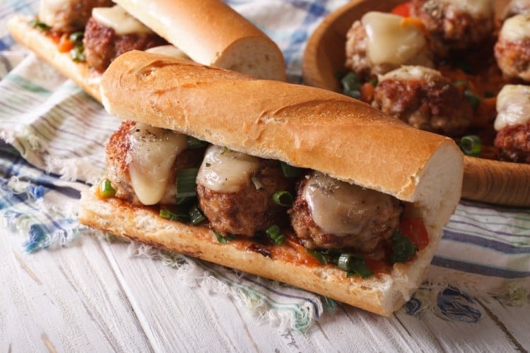 طريقة عمل ساندويتش كرات اللحم الإيطالية بوصفة شهية