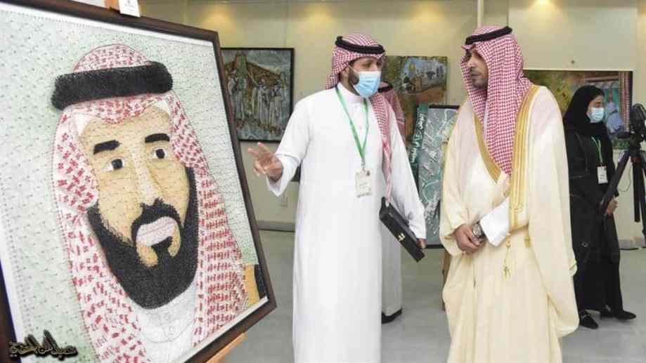 فنان سعودي يرسم لوحة لولي العهد بالخيوط والمسامير بطريقة مبدعة