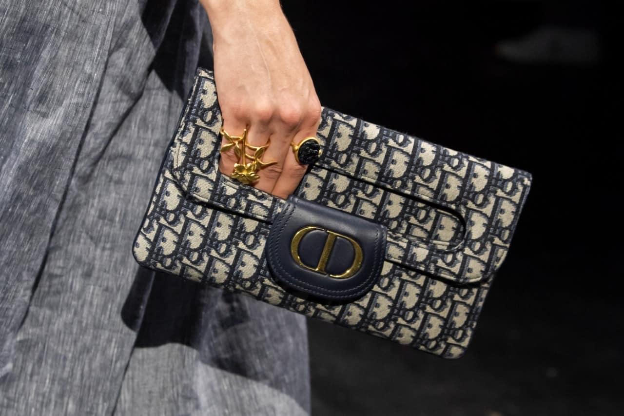 حقيبة كلاتش باللون الكحلي من «Christian Dior»