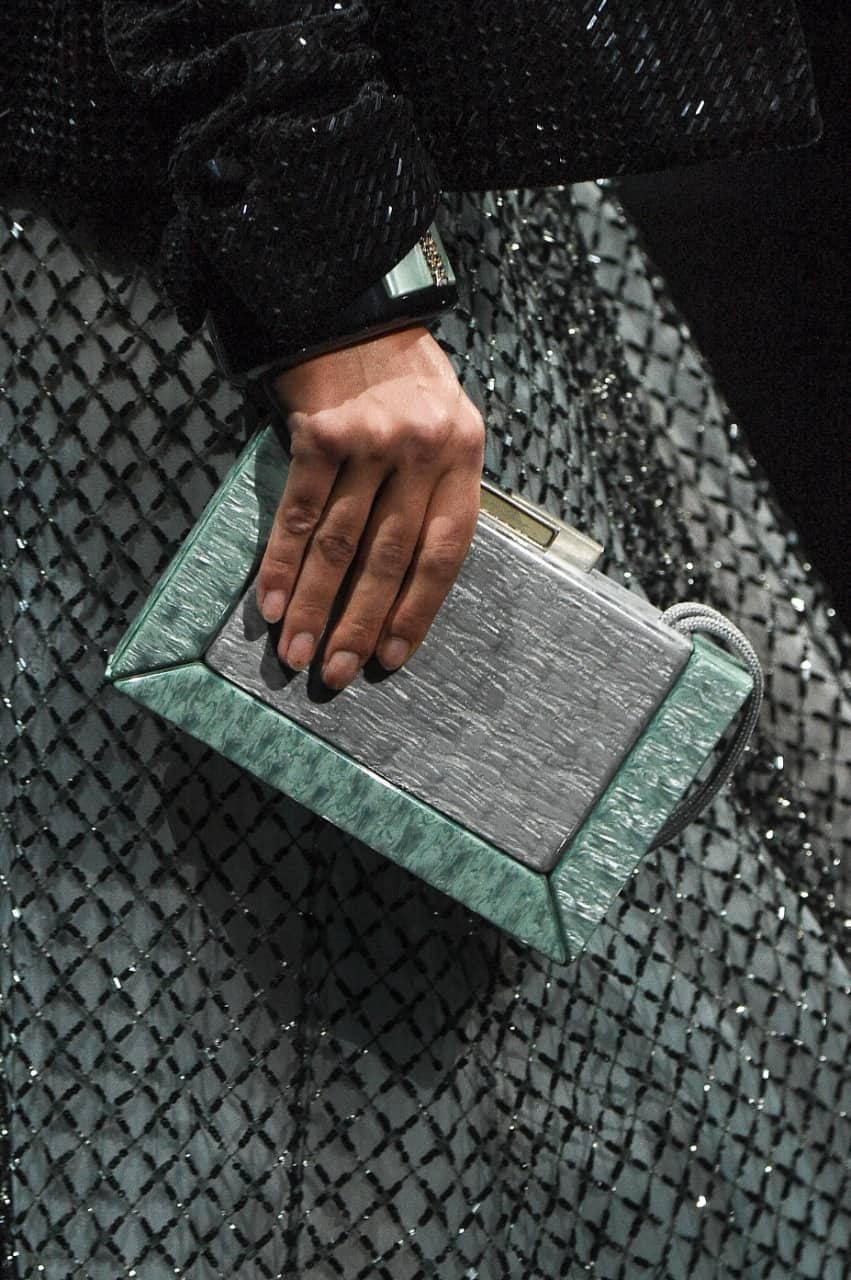 حقيبة كلاتش باللون الأخضر المينت من «Giorgio Armani»