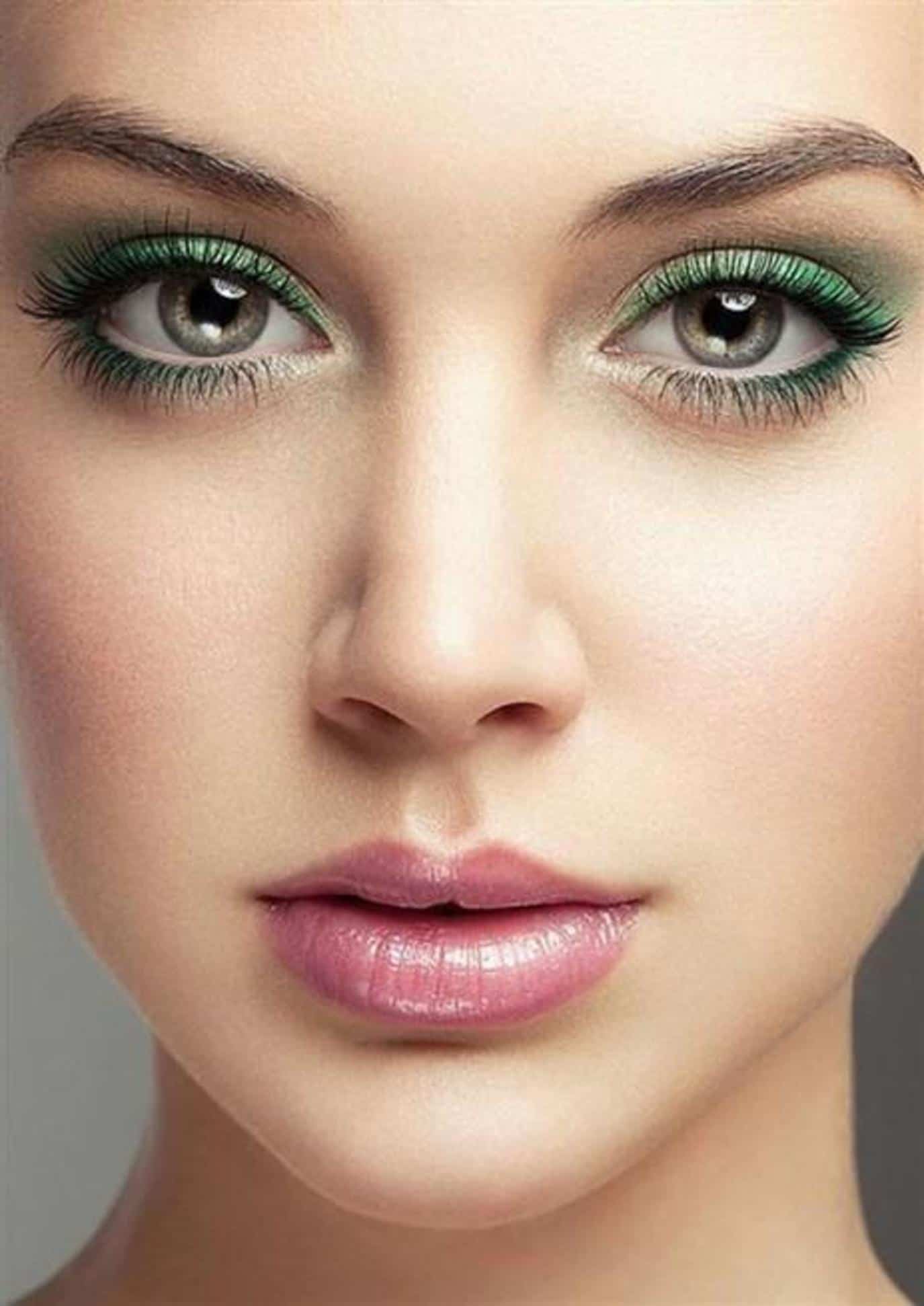 مكياج عيون ناعم باللون الأخضر