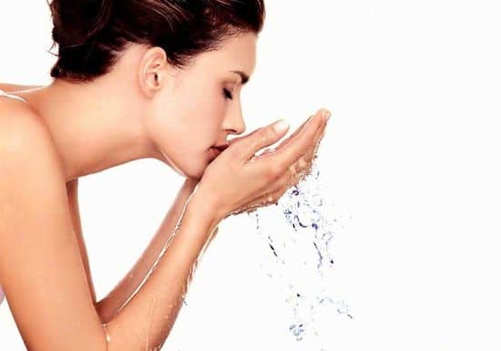 أهمية غسل الوجه بالماء البارد .. لتمتعي ببشرة جذابة أكثر نضارة