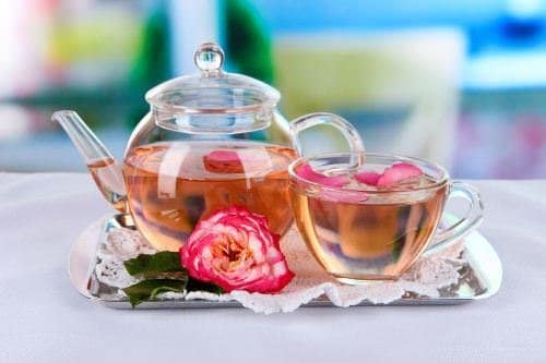 مشروب الشاي الأخضر مع بتلات الورد