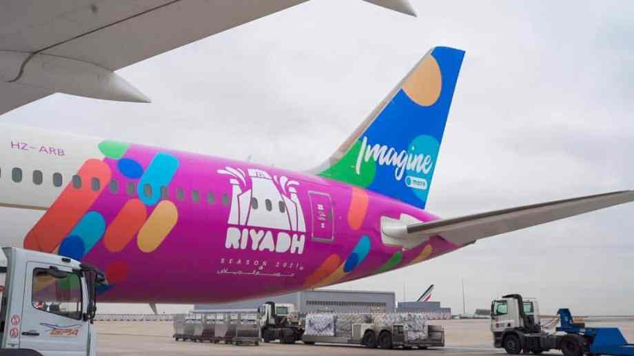  مطار الملك خالد يستقبل رحلة دولية بطائرة مزينة بشعارات موسم الرياض(صور)