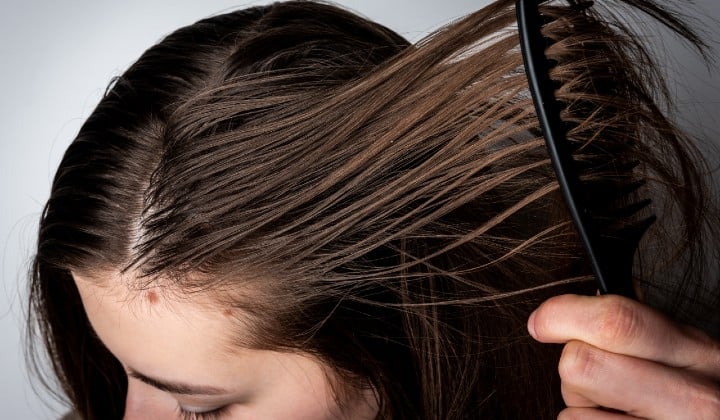 هل الزيوت الطبيعية تضر الشعر الدهني؟