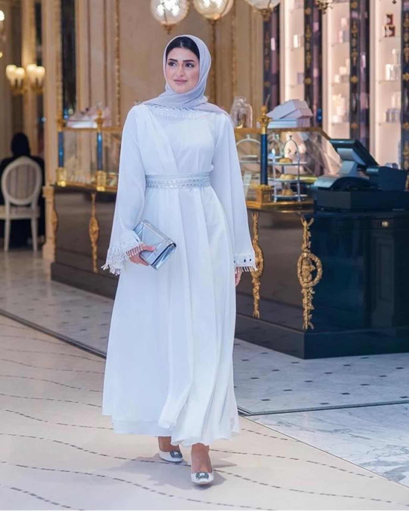 عبايات باللون الأبيض رمضان 2022 .. لإطلالة مشرقة مع لمسة أنيقة