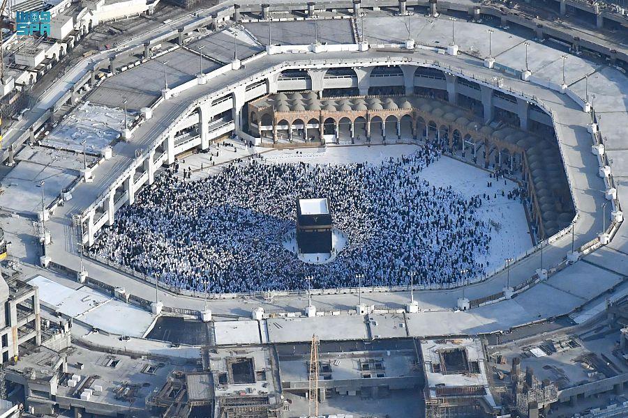 بارتفاع ألف متر مشاهد للمصلين والمعتمرين بالمسجد الحرام في أجواء ممتعة (صور)