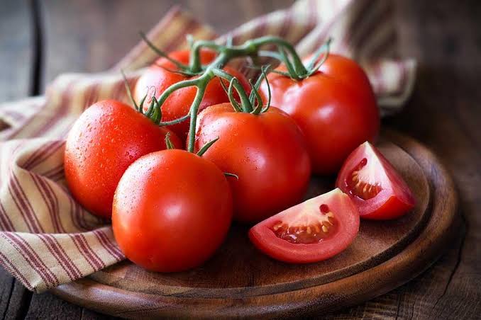 فوائد الطماطم الصحية للمرأة .. تعمل على محاربة التجاعيد المبكرة وخسارة الوزن