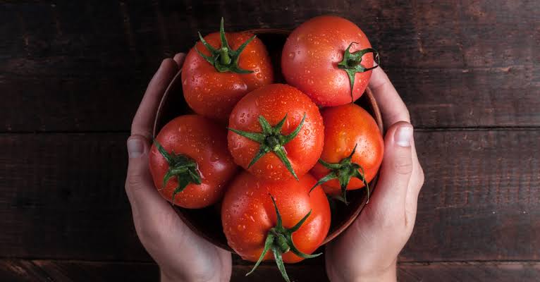 فوائد الطماطم الصحية للمرأة .. تعمل على محاربة التجاعيد المبكرة وخسارة الوزن