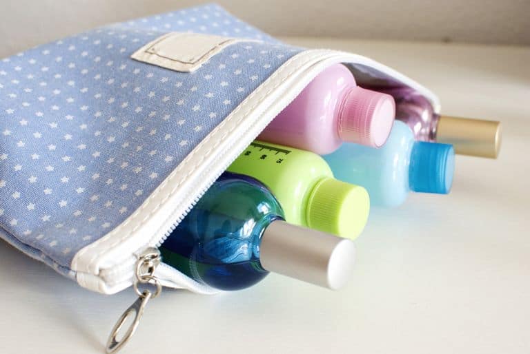 مستحضرات تجميل في حقيبة سفرك مهمة أثناء رحلتك الصيفية