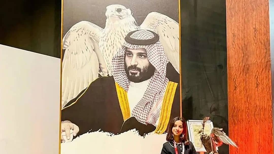 لوحة مطرزة بالذهب لولي العهد تجذب أنظار زوار نادي الصقور السعودي
