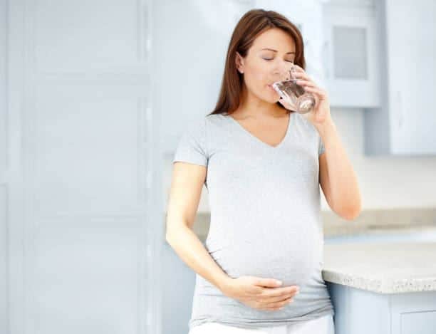 أهمية شرب الماء لتسهيل الولادة .. منها تنشيط الدورة الدموية وتقليل توتر الحامل