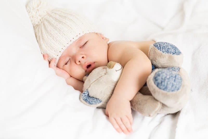 حركة الرضيع أثناء النوم .. الأسباب والمخاطر