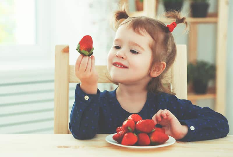 فوائد الفراولة للرضع .. وقيمتها الغذائية للأطفال 