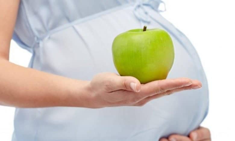 فوائد التفاح للحامل والجنين .. وهل يوجد أضرار عند تناوله خلال الحمل؟