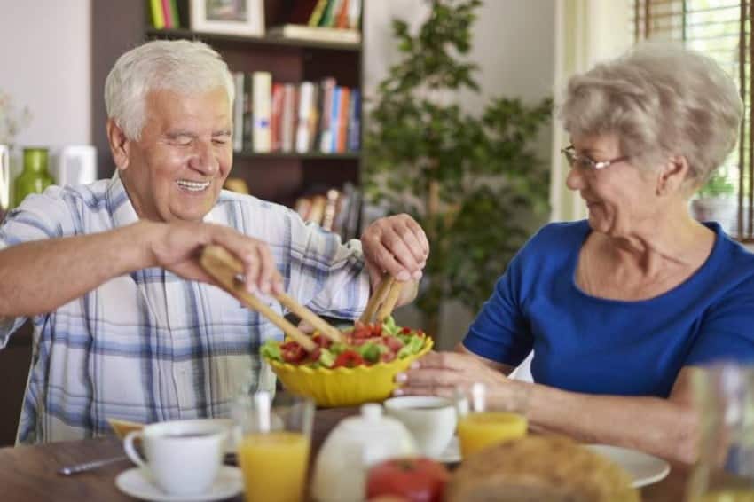 غذاء كبار السن .. عادات صحية يجب اتباعها في نظامهم الغذائي