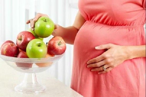 فوائد التفاح للحامل والجنين .. وهل يوجد أضرار عند تناوله خلال الحمل؟