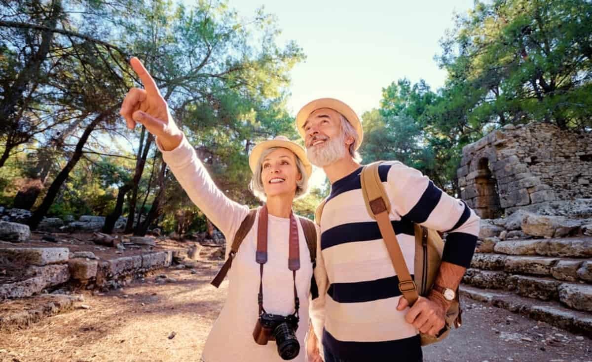 نصائح لكبار السن قبل السفر .. أهمها الاحتفاظ بالأدوية للتمتع بالعطلة