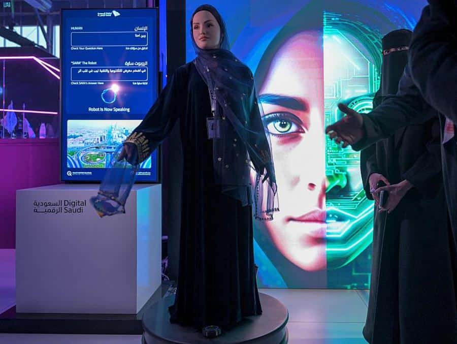 «سارة» أول روبوت سعودي بأيدي وطنية تتحدث بالعامية