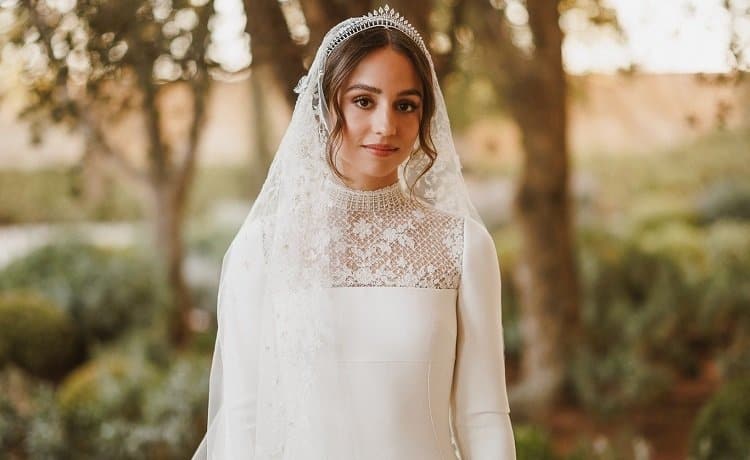 للعرائس.. نسقي فستانك من إطلالة الأميرة إيمان في زفافها
