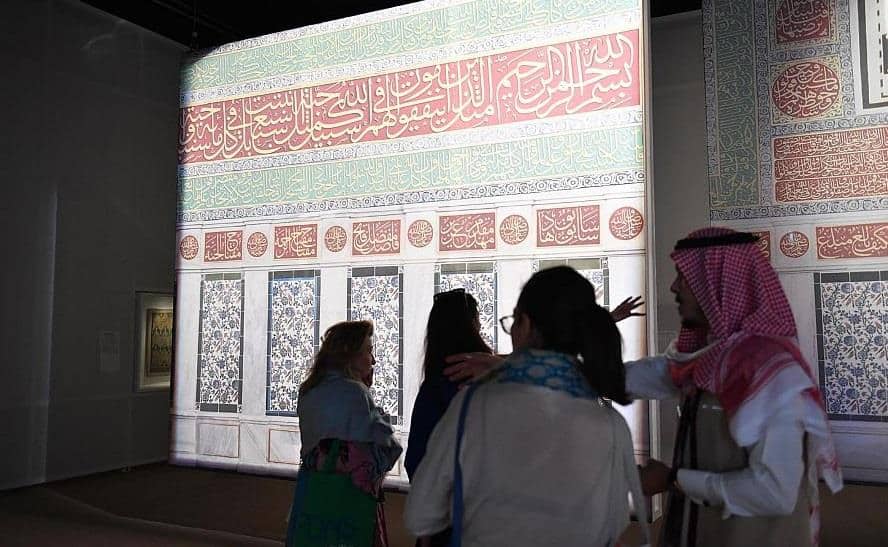 مخطوطات قرآنية نادرة عمرها أكثر من 1400 عام بمعرض «بينالي الفنون الإسلامية»