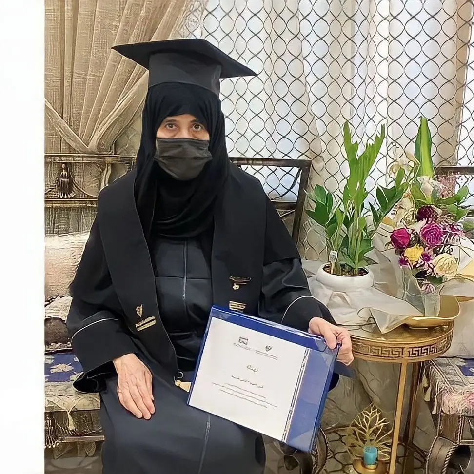 أكبر خريجة.. مسنة سعودية تحصل على البكالوريوس مع مرتبة الشرف في الـ70 من عمرها