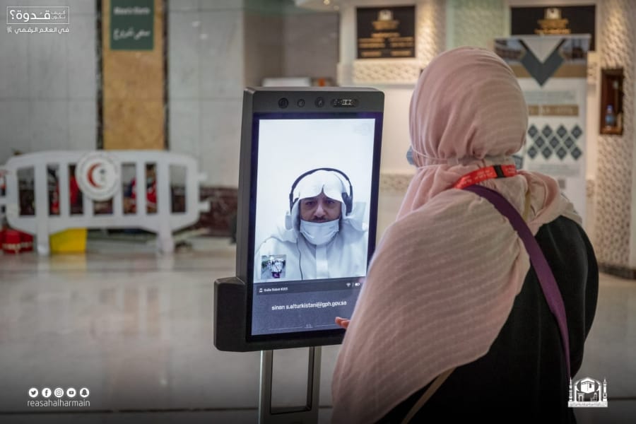 الذكاء الاصطناعي في خدمة زوار المسجد الحرام بواسطة «الروبوت التوجيهي»